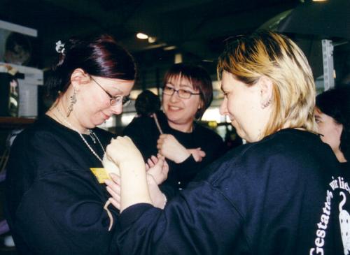 Steffi, Alex und Birgit beim Rattenknuddeln